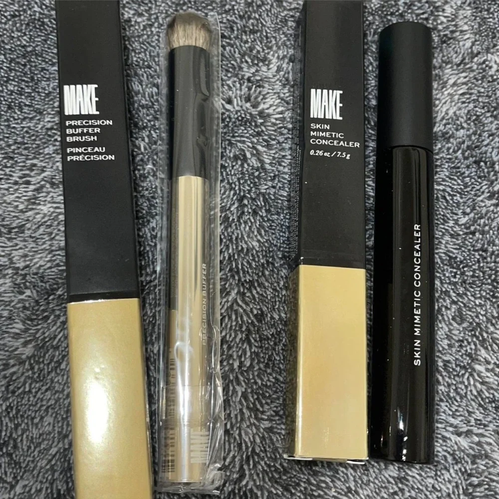 Make cosmetics, skin minimizing concealer.